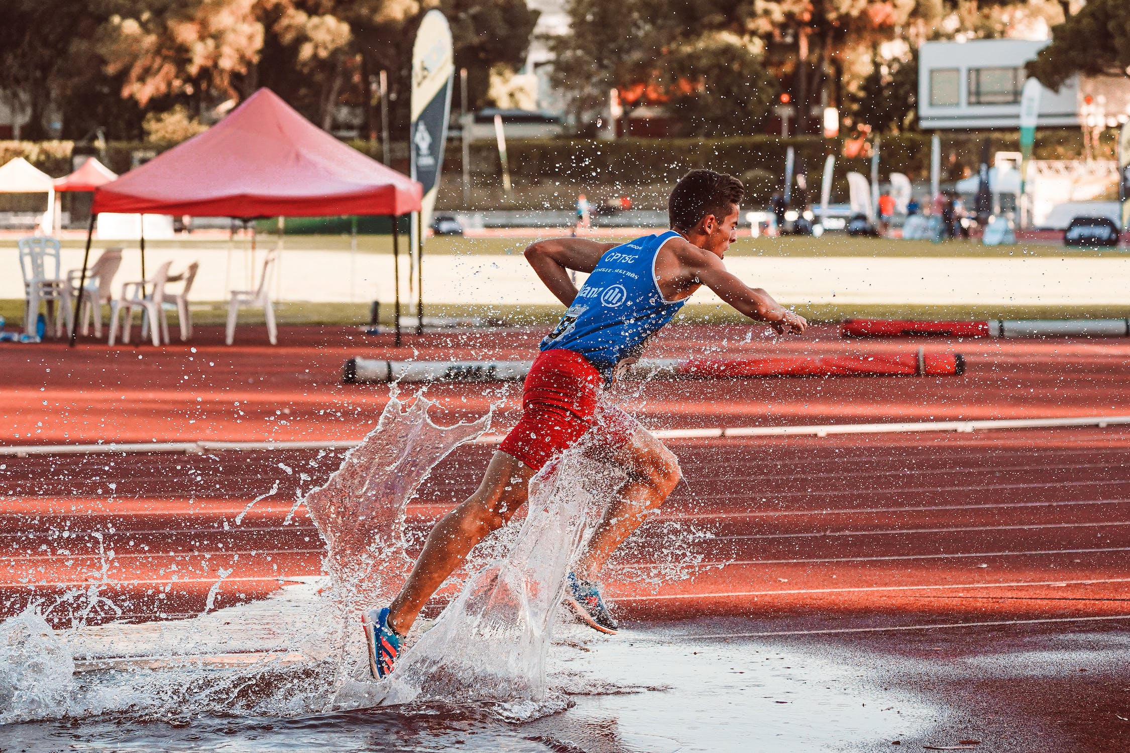 Runner su pista mentre corre