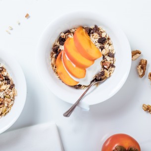 Bowl di cereali frutta e yogurt per una colazione sana